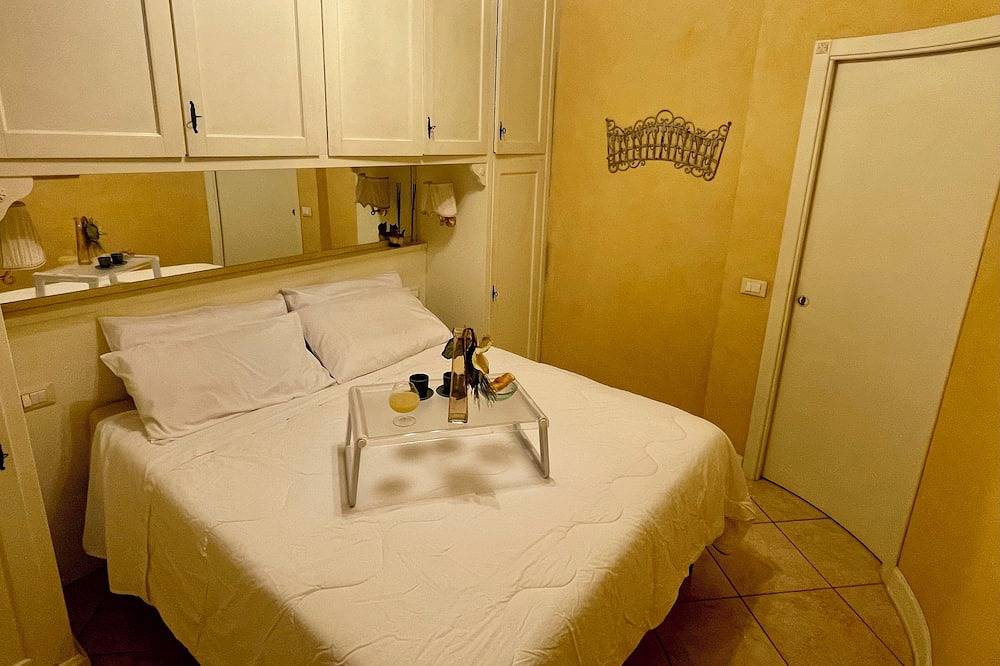 Entire apartment, Doctor House - Chic apartment a stone's throw from the lake in beautiful Desenzano in Rivoltella del Garda, Desenzano del Garda
