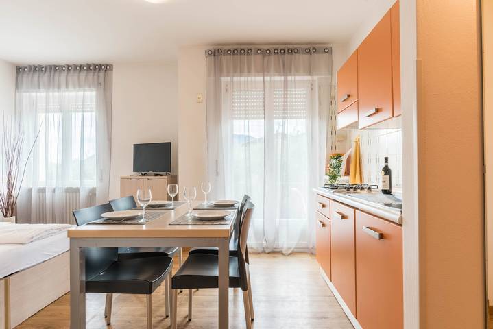 Ganzes Studio, Studio 2 in "Residence la Pergola" mit Balkon, Pool; Parkplatz verfügbar in spiaggia Malcesine (Malcesine), Malcesine