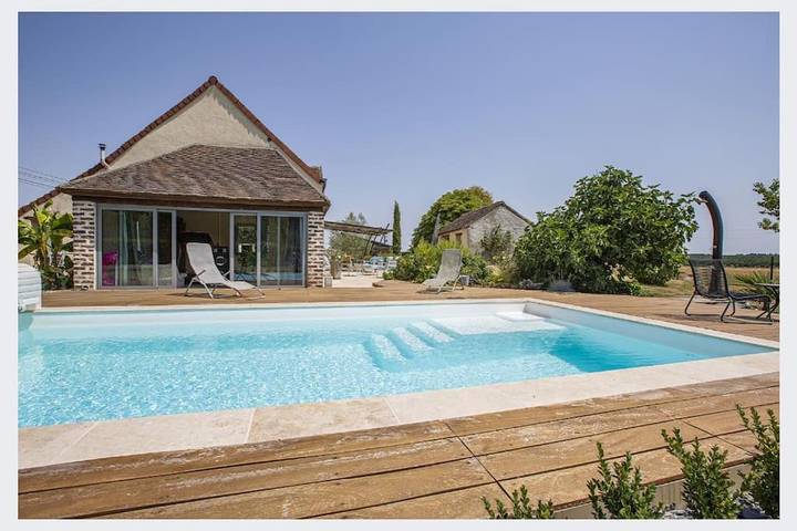 Location de vacances pour 8 personnes, avec Jacuzzi et Terrasse ainsi que Jardin et Piscine à Renay