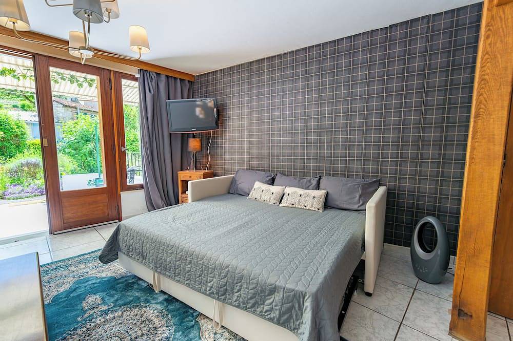 Entire apartment, La Rosée - 2-room family apartment, Wifi, Tv box, garden in Bourbonne-les-Bains, Haute-Marne