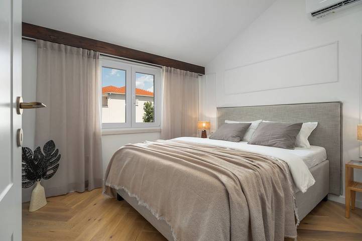 Villa Provos with 40m2 private pool, sauna, max 8 person, 7km from sandy beach in Naklice, Omiš-Riviera