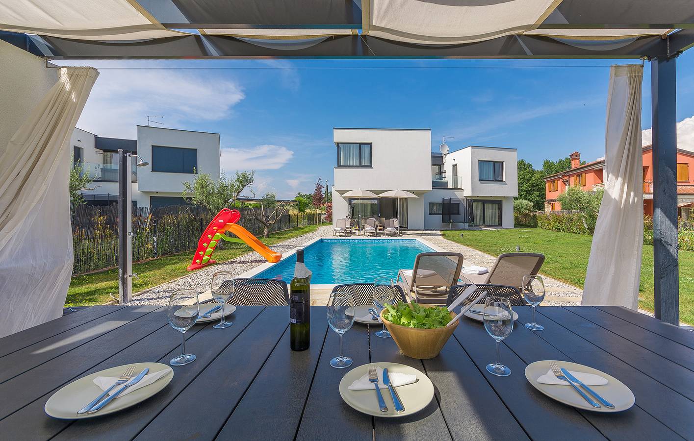 A spacious villa with a swimming pool, jacuzzi and in Novigrad, Regio Umag