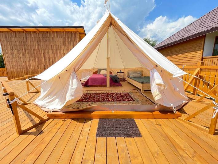 Camping für 3 Personen, mit Terrasse und Ausblick sowie Garten und Pool, mit Haustier in Rumänien
