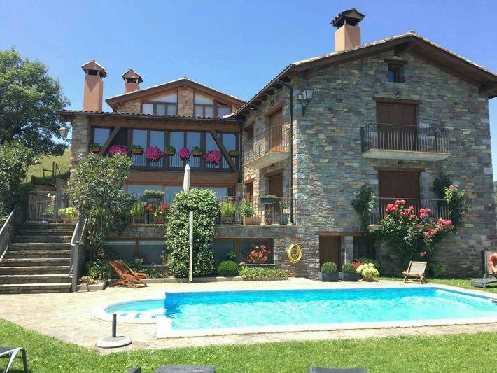 Casa rural para 4 personas, con vistas además de jardín y piscina en La Ribagorza - 2