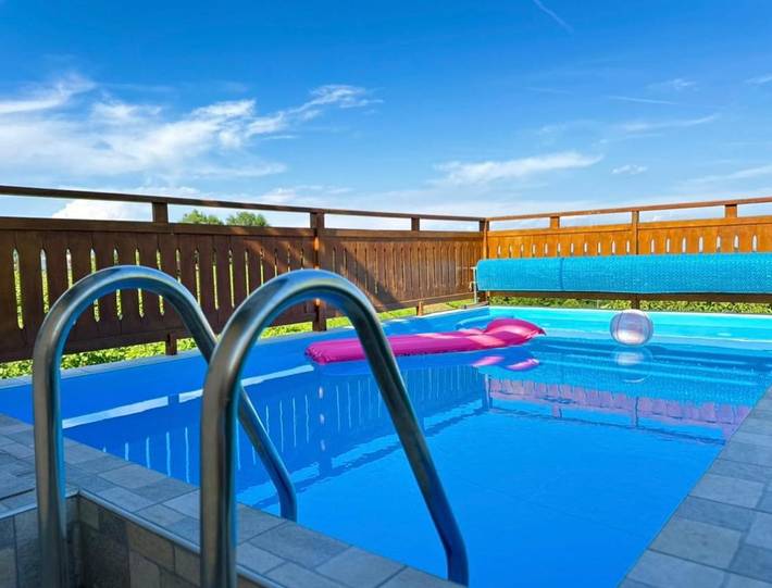 Ferienwohnung für 4 Personen, mit Balkon und Terrasse sowie Pool und Ausblick