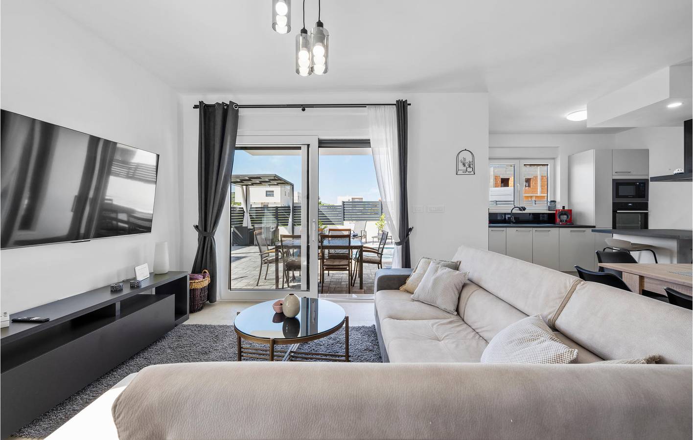 Gemütliche 110 m² große Wohnung mit Pool, Terrasse und WLAN in Strandnähe in Vodice, Šibenik-Knin