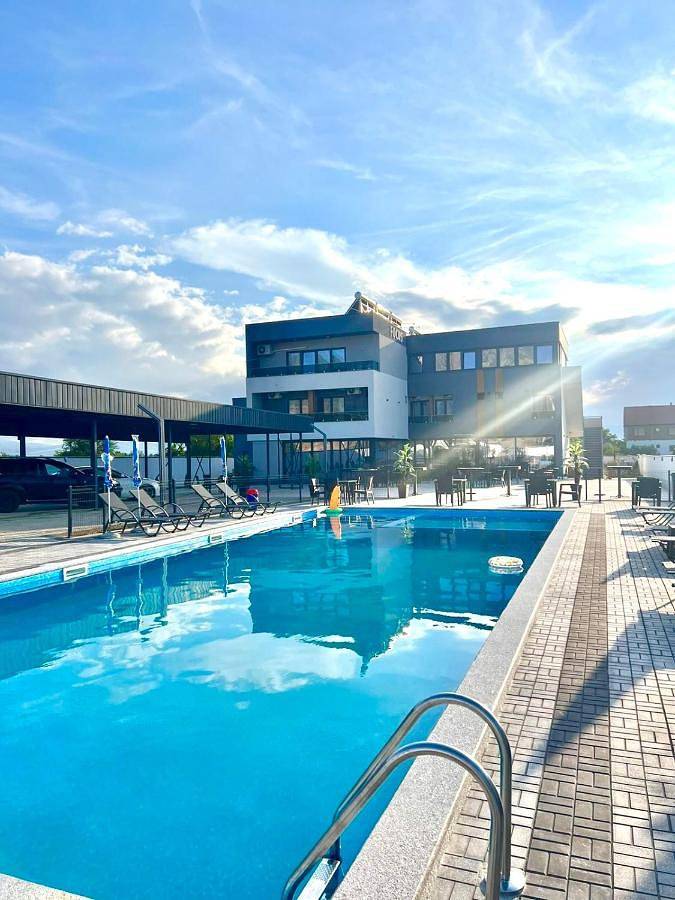 Hôtel pour 4 personnes, avec piscine ainsi que vue et jardin dans Prilep