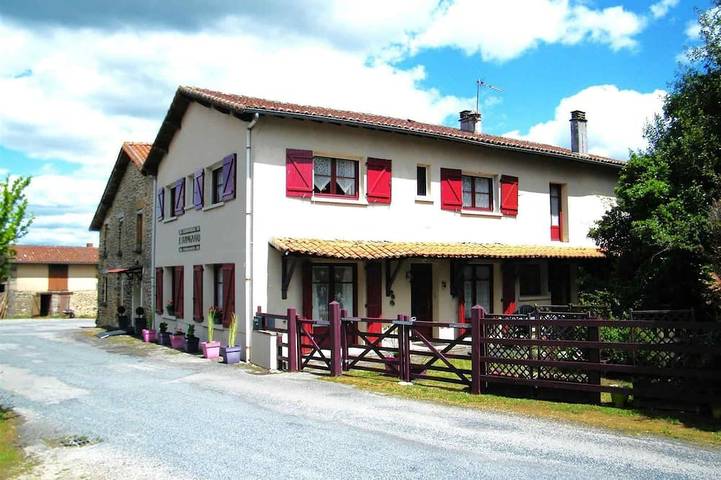 Maison de vacances pour 15 personnes, avec Terrasse et Jardin à Rochechouart