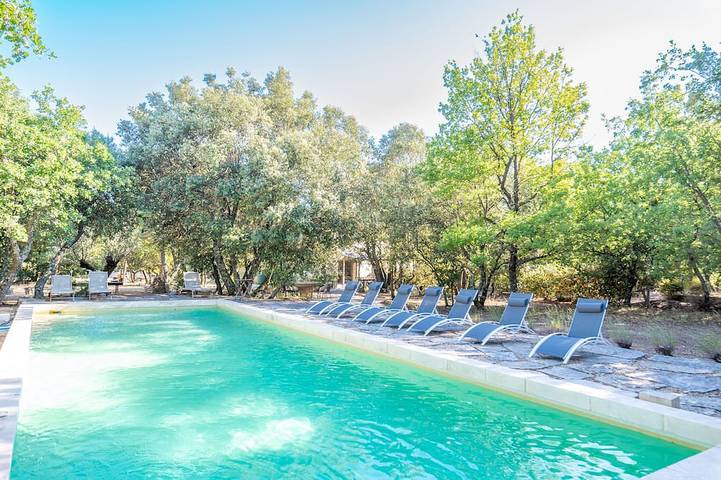 Gîte pour 4 personnes, avec Terrasse ainsi que Jardin et Piscine