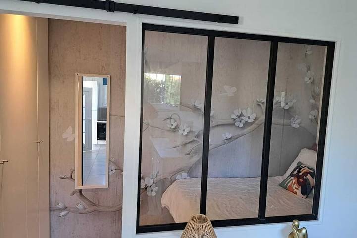 Ganze Wohnung, Charming studio with private courtyard in La Crau, Mittelmeerküste (Frankreich)