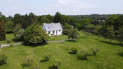 Gîte pour 8 personnes, avec terrasse ainsi que piscine et jardin, animaux acceptés à Paimpont