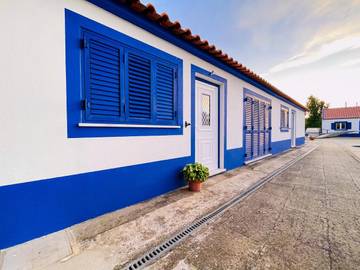 Gîte pour 4 personnes, avec piscine et vue ainsi que jardin et bassin pour enfant dans Santo Estevão