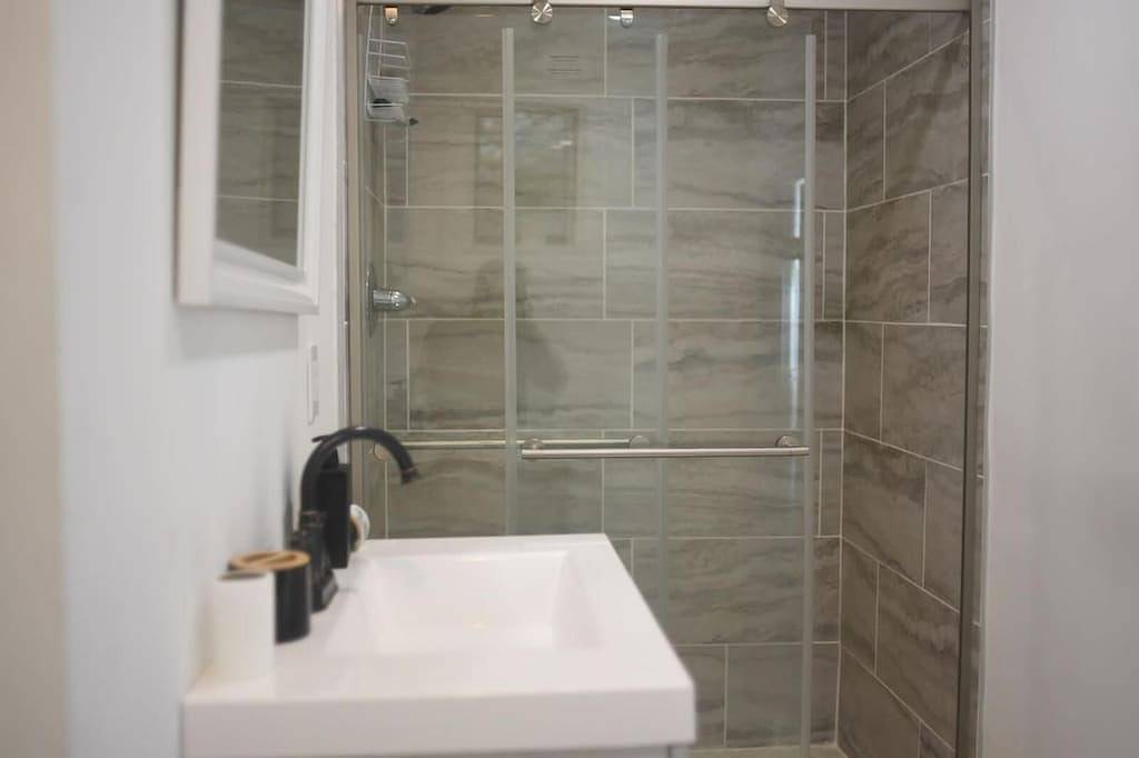 Stylish Gated Retreat Home-3mins to Atl airport in East Point, Fulton County