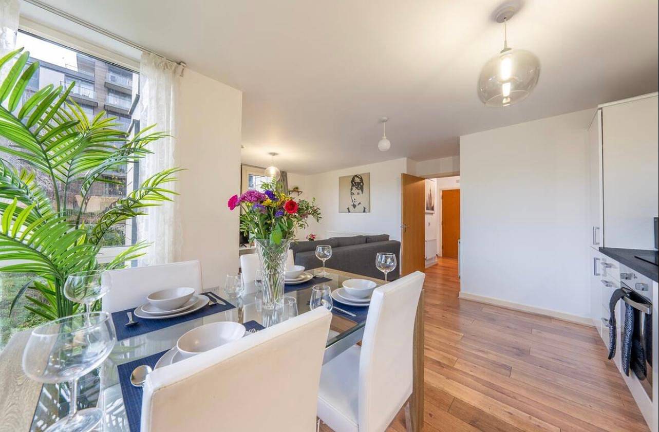 Entire holiday apartment, Luxurystaylong-Sleeps6-Freeparking-Freegym-Terrace in Hounslow, London