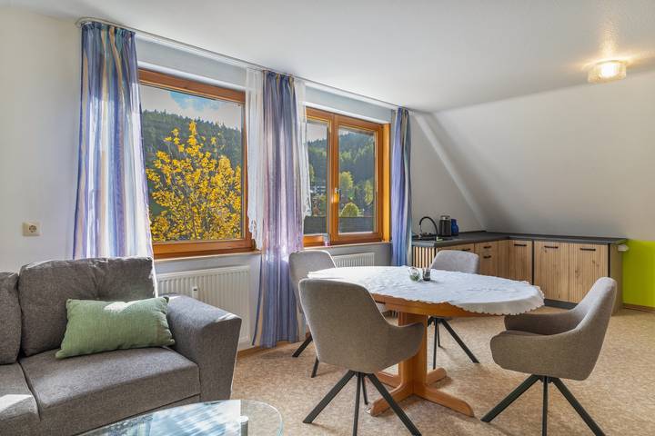 Appartement entier, Appartement 'Schellis' avec vue sur la montagne, balcon et Wi-Fi in Enzklösterle, Forêt Noire du Nord