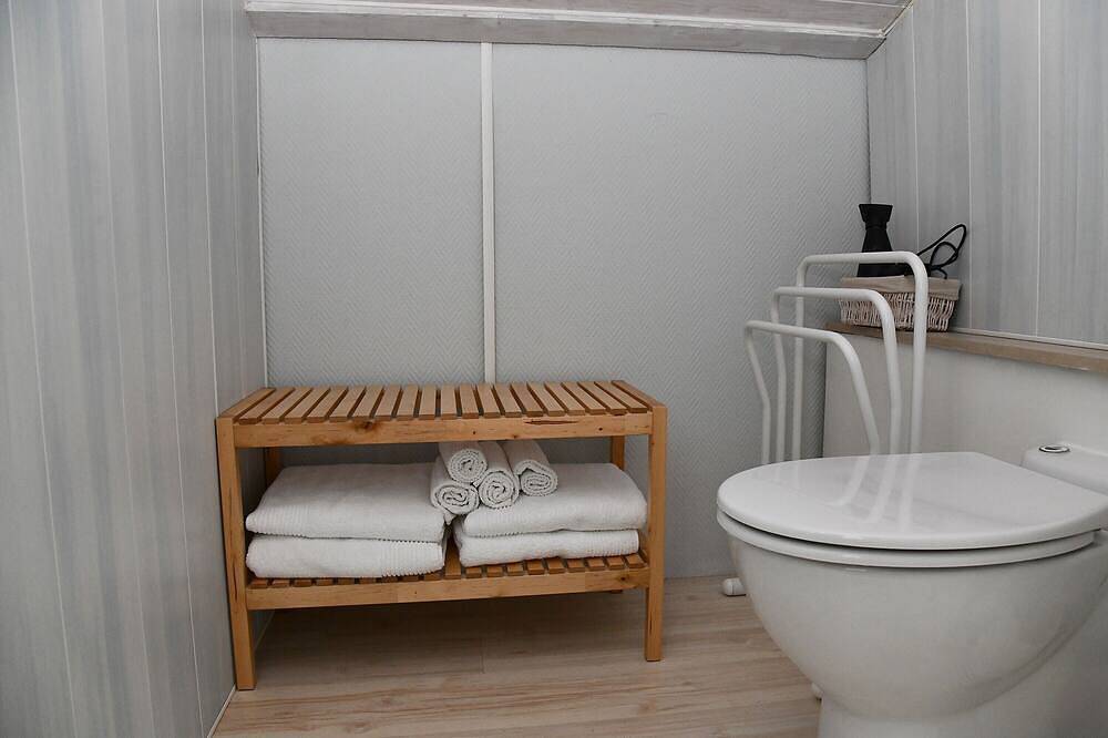 Guest Room 'Chambre du haut' with Shared Pool, Wi-Fi, and Air Conditioning in Mios, Arcachon region