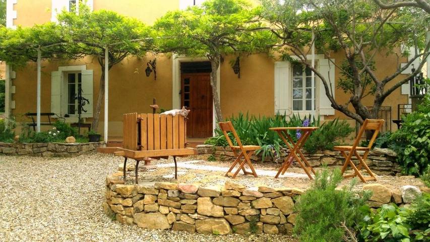 Location de vacances pour 2 personnes, avec vue ainsi que piscine et jardin à Sabran - 4