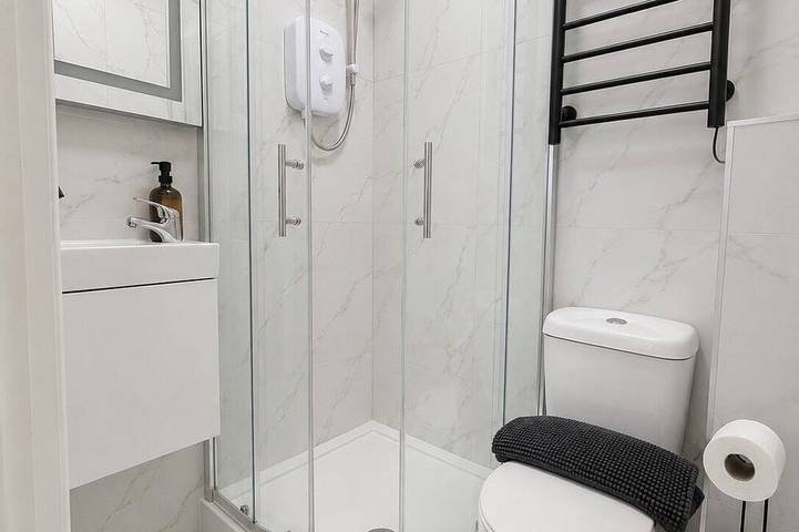 Entire apartment, Kw Deluxe Triple Studio for 3 | Near Alexandra Palace in Haringey, London
