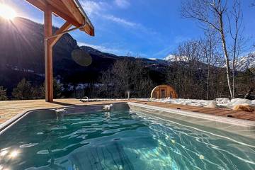 Maison de campagne pour 14 personnes, avec terrasse et piscine ainsi que sauna et jacuzzi, animaux acceptés à Les Vigneaux