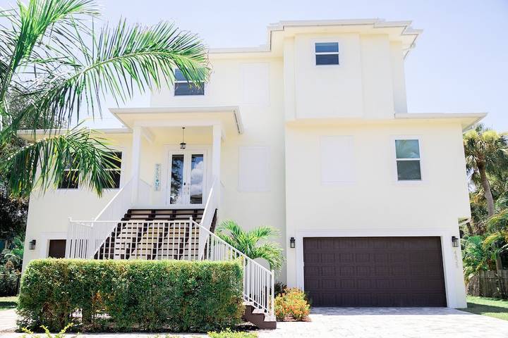 Vacation rental for 14 people, with hot tub and yard in Bonita Springs