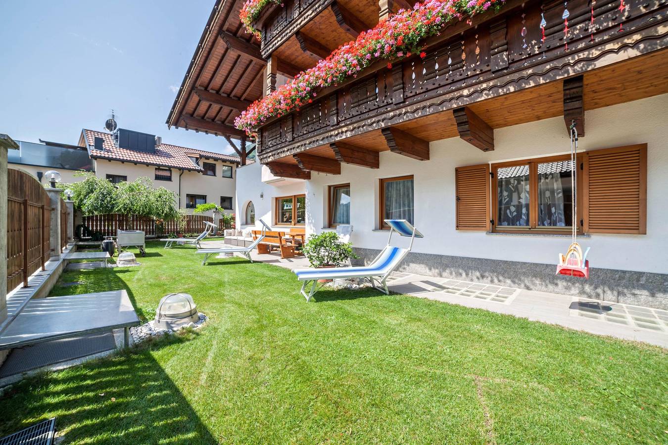 Ganze Wohnung, Ferienwohnung 'Sonnenparadies 1' mit Bergblick, Wlan & Garten in Quellenhof, St. Martin in Passeier