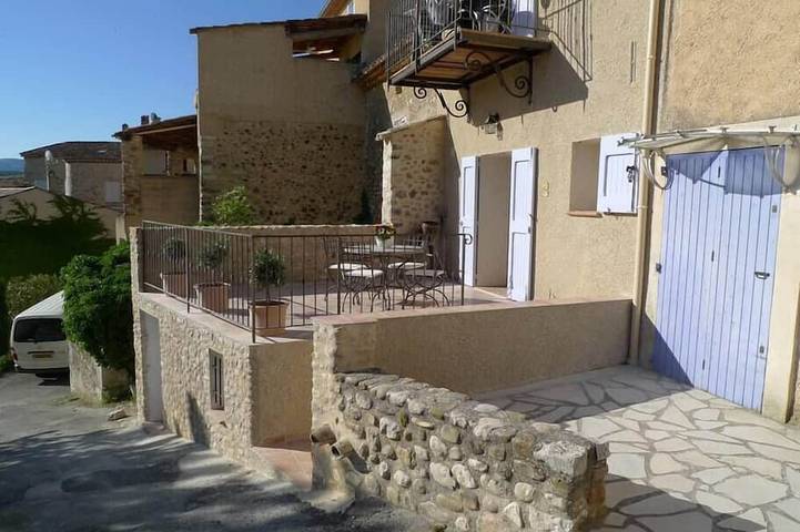 Ganze Wohnung, Schönes Studio-Apartment für 2/4 Personen mit Terrasse und Seeblick in Sainte-Croix-du-Verdon, Verdonschlucht