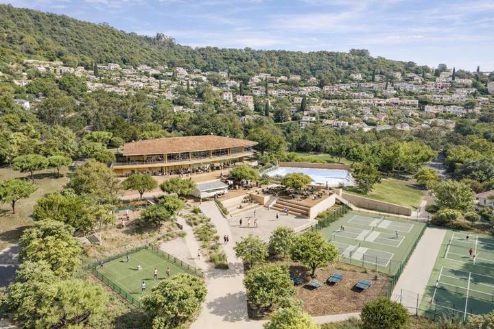 Camping pour 4 personnes, avec vue ainsi que jardin et piscine à La Croix-Valmer - 2