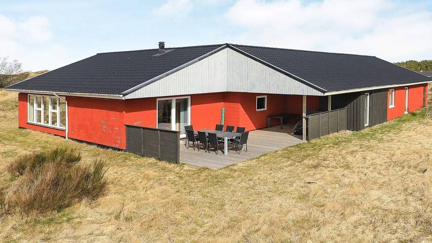 Ferieudlejning for 10 personer, med sauna og jacuzzi samt terrasse, husdyr tilladt i Rødhus