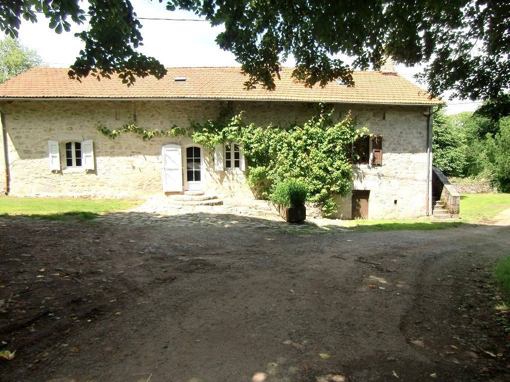 Gîte à la ferme avec pêche privée, randonnées in Roumégoux, Région d'Aurillac