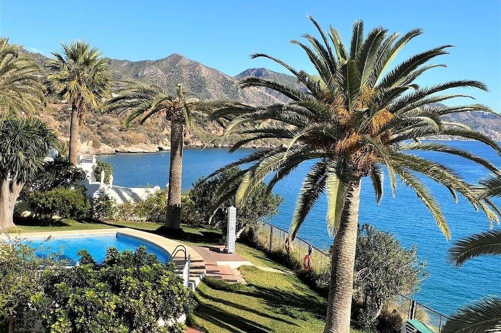 Ganze Wohnung, First-Line apartment just above Carabeillo/Burriana beach Three bedrooms in Playa Carabeíllo, Nerja