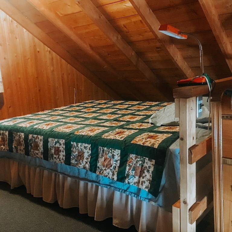 Rustikale Hütte am Ambajejus-See mit Sandstrand und Bergblick in Piscataquis County