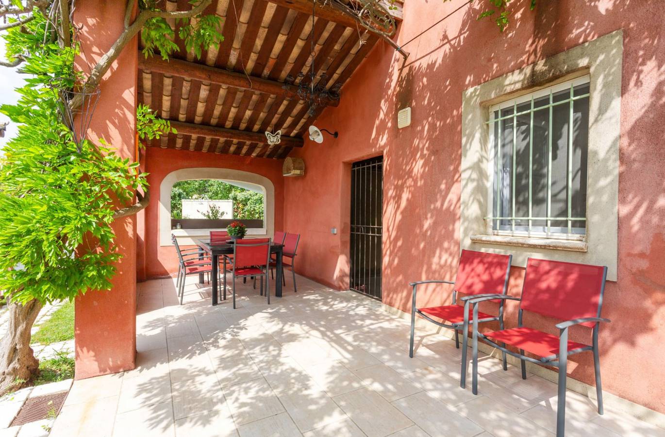 Gite rouge - les gîtes de bel-air en luberon in Taillades, Parc naturel régional du Luberon