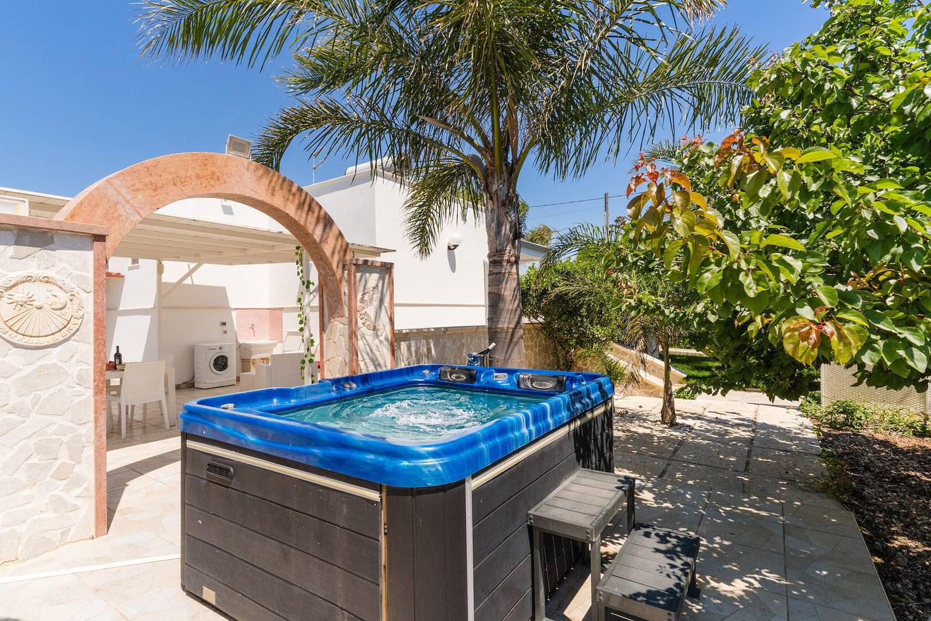 Holiday Home 'Luna Rossa Salento - Casa Rossa' Vista Mare, Jacuzzi & Wi-Fi in Porto Cesareo, Golfo di Taranto