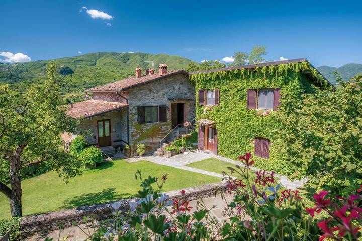Location de vacances pour 3 personnes, avec piscine ainsi que vue et jardin à Pieve Fosciana