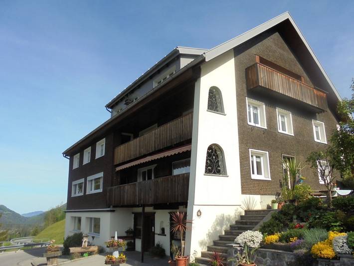 Ferienwohnung für 3 Personen, mit Ausblick und Balkon, kinderfreundlich in Sibratsgfäll