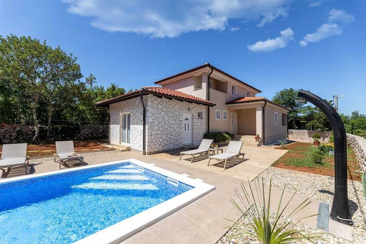 Villa mit pool für 8 Personen, mit Balkon und Balkon/Terrasse sowie Terrasse und Pool auf Krk