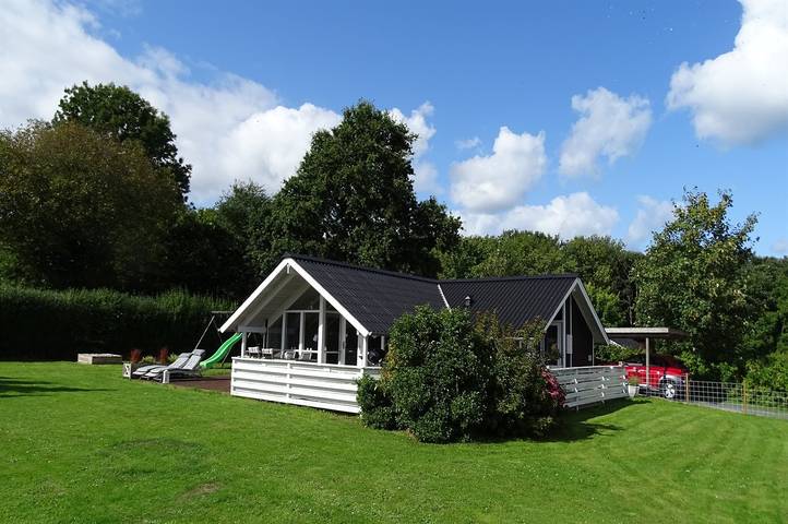 Ferieudlejning for 6 personer, med sauna og terrasse samt have i Mommark