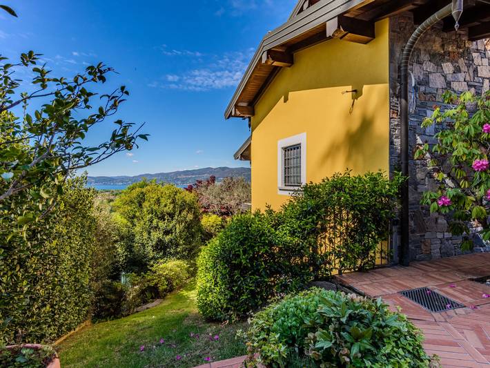 Ferienhaus für 6 Personen, mit Seeblick und Terrasse sowie Garten in Lago Maggiore (Lombardei)