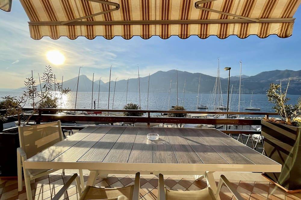 Ganze Wohnung, Große und helle Wohnung, Parkplätze und eine Terrasse mit Seeblick in Castelletto di Brenzone, Brenzone