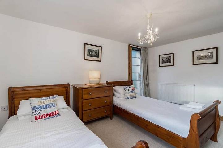 Historic Osborne House very close to the beach in Looe, Cornualles
