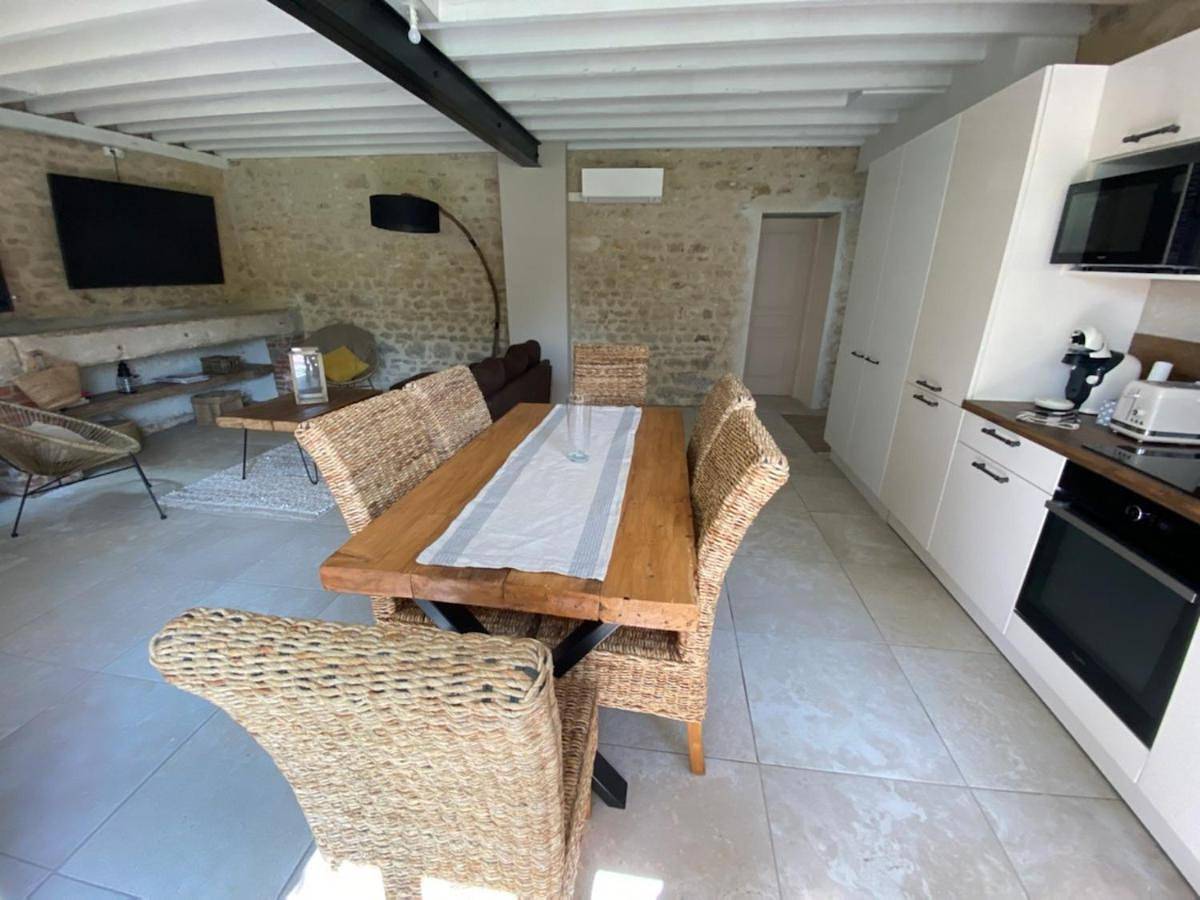 Maison chaleureuse avec piscine et aire de jeux in Tramery, Marne