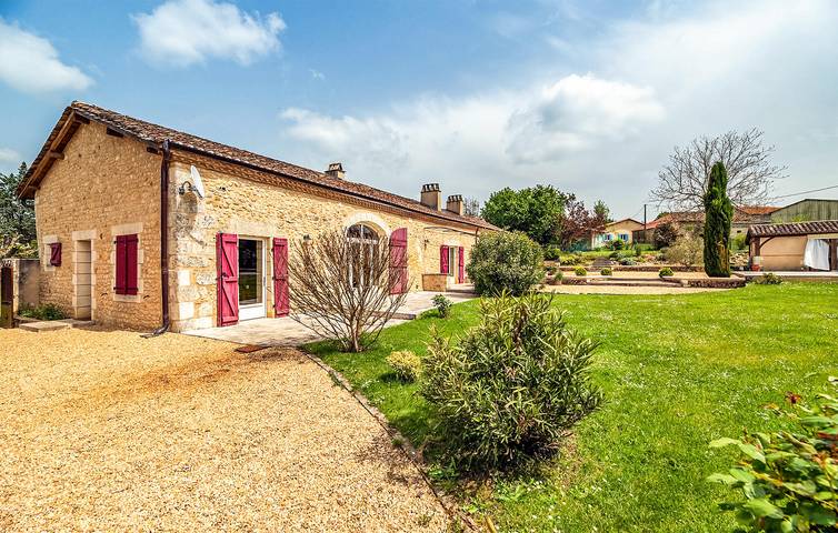 Location de vacances pour 14 personnes, avec jardin et piscine ainsi que jacuzzi et terrasse à Villamblard