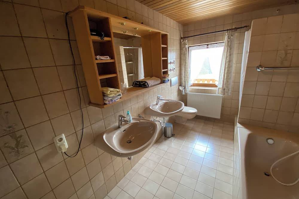 Ganze Wohnung, Ferienwohnung mit 2 Schlafzimmer, Wohnzimmer, Küche, Bad und Balkon in Samerberg, Bayerische Alpen