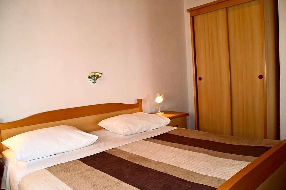 Entire apartment, Two bedroom apartment with terrace and sea view Preko, Ugljan in Preko, Ugljan Island