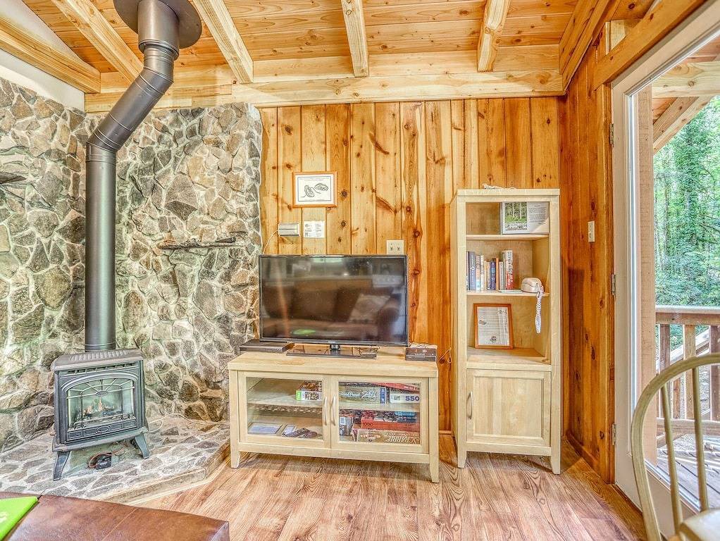 Riverwood Hideaway - Romantic, Secluded Riverfront Cabin, Hot Tub, Dogs Welcome in Welches, Mount Hood