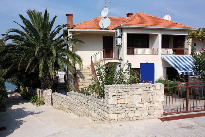 Ganze Wohnung, 2-Zimmer-Ferienwohnung am Strand Maslinica, Solta -b in Maslinica, Solta