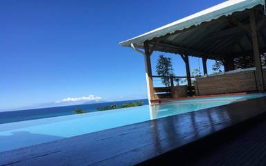 Cottage pour 5 personnes, avec piscine ainsi que jardin et vue dans Plage de la Perle