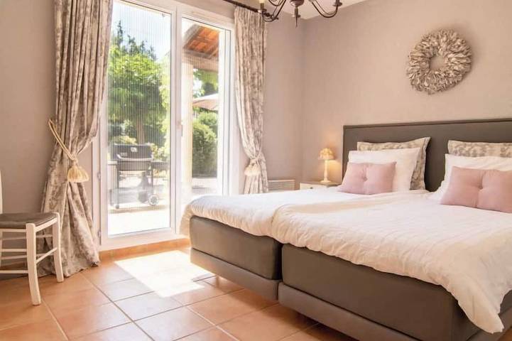 Location de vacances pour 8 personnes, avec piscine et jardin, animaux acceptés à Nans-les-Pins - 4