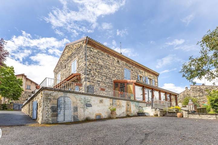 Gîte pour 5 personnes, avec jardin dans Clémensat