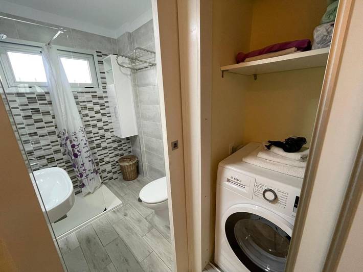 Apartamento entero, Apartamento vacacional 'Cozy Playa Las Américas' con vistas al mar, balcón y Wi-Fi in Playa de Troya, Adeje